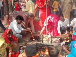 चैत्र नवरात्रि अष्टमी पर श्रद्धालुओं की भीड़:श्रावस्ती के समय माता मंदिर में उमड़ा भक्तों का सैलाब