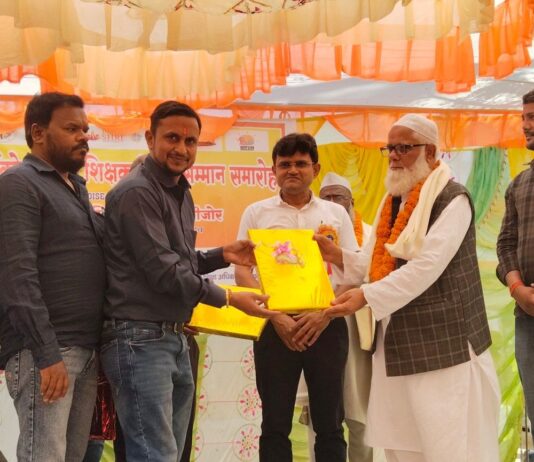 तीन शिक्षक सेवानिवृत्त, खंड शिक्षा अधिकारी ने किया सम्मानित:पूर्व माध्यमिक विद्यालय में विदाई समारोह, अंगवस्त्र व पुस्तक भेंट की