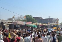 इकौना में डिब्बों में तेल पर रोक से भड़के किसान:NH-730 पर लगाया जाम, कृषि कार्य प्रभावित