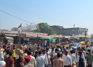 इकौना में डिब्बों में तेल पर रोक से भड़के किसान:NH-730 पर लगाया जाम, कृषि कार्य प्रभावित