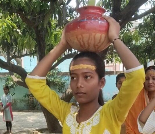 श्रीमद्भागवत कथा से पहले कलश यात्रा:जोगी बारी में महिलाएं और बच्चियां भी शामिल हुईं