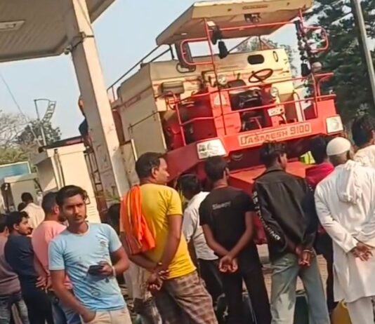 बेलवालगुनही में पेट्रोल पंप पर उमड़ी भीड़:प्रशासन ने कहा- आपूर्ति सामान्य; लोग डिब्बा लेकर खरीदने पहुंचे