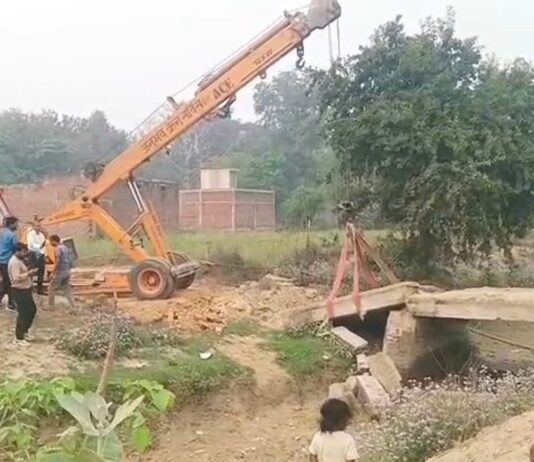 जर्जर पुल ध्वस्त हुए 15 दिन, निर्माण शुरू नहीं:श्रावस्ती में किसान-ग्रामीण आवागमन को लेकर परेशान