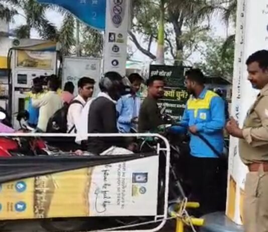बहराइच में पेट्रोल पंपों पर भीड़:पेट्रोल लेने पहुंचे लोग बोले- हर तरफ परेशानी, थोड़ी दिक्कत तो उठानी पड़ेगी