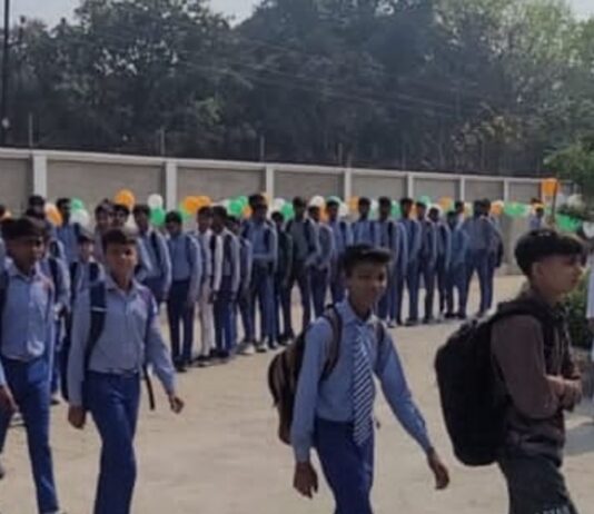 स्कूल में नए शैक्षणिक सत्र का शुभारंभ:छात्र-छात्राओं का फूलों से गर्मजोशी से स्वागत