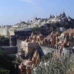 900 से अधिक मंदिरों का पहाड़, लेकिन सूरज ढलते ही क्यों छा जाता सन्नाटा?