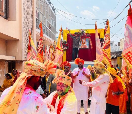 भगवतीगंज में निशान यात्रा निकाली:नगर अध्यक्ष डॉ. धीरेन्द्र प्रताप सिंह ने भी भाग लिया