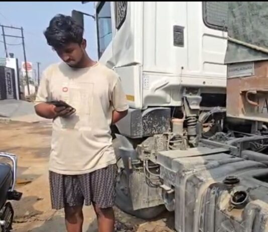 श्रावस्ती इकौना बाईपास पर ट्रेलर से 220 लीटर डीजल चोरी:सीमेंट गिराने इकौना आया था ट्रेलर, घटना सीसीटीवी में कैद; जांच जारी