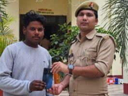 निचलौल पुलिस ने खोया मोबाइल बरामद किया:उपभोक्ता को सौंपा, उसने पुलिस टीम को धन्यवाद दिया