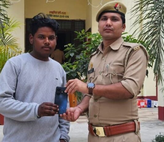 निचलौल पुलिस ने खोया मोबाइल बरामद किया:उपभोक्ता को सौंपा, उसने पुलिस टीम को धन्यवाद दिया