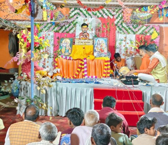 कुदरगोडवा में श्रीमद्भागवत कथा जारी:निरंकार महाराज बोले- गो सेवा और भक्ति से मिलता है मोक्ष