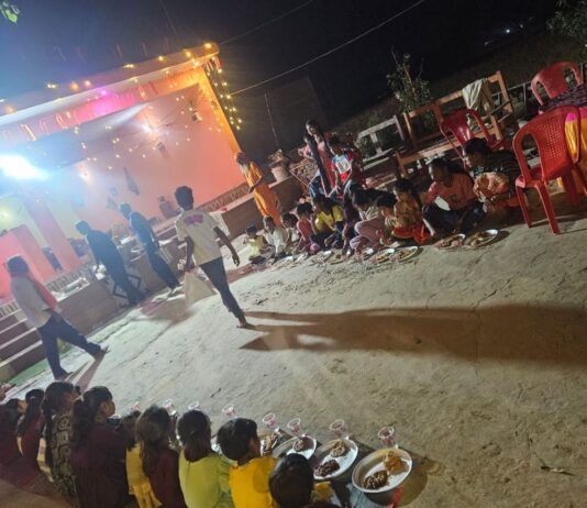 हरनामपुर चौराहे पर भंडारे का आयोजन:शतचंडी महायज्ञ के बाद श्रद्धालुओं ने प्रसाद ग्रहण किया