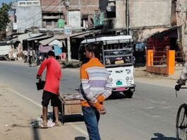 कटहरी खुर्द में गंदगी का अंबार:जाम नालियों से दुकानों के सामने बह रहा पानी, सफाईकर्मी पर दूसरे से काम करवाने का आरोप