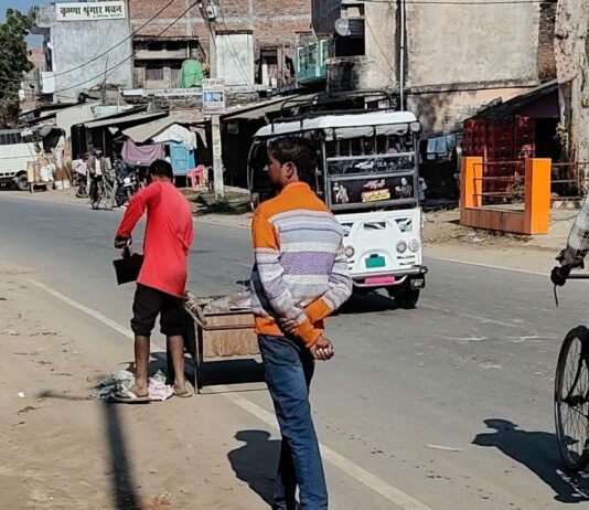 कटहरी खुर्द में गंदगी का अंबार:जाम नालियों से दुकानों के सामने बह रहा पानी, सफाईकर्मी पर दूसरे से काम करवाने का आरोप