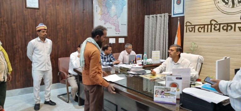 जिलाधिकारी ने जनता दर्शन के दौरान सुनी जनसमस्याएं