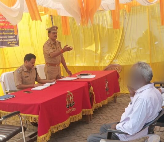 जनपद के सभी थानों पर आयोजित थाना समाधान दिवस के अवसर पर राजस्व व पुलिस के अधिकारियों द्वारा थाने पर उपस्थित फरियादियों की शिकायतों को सुना गया-