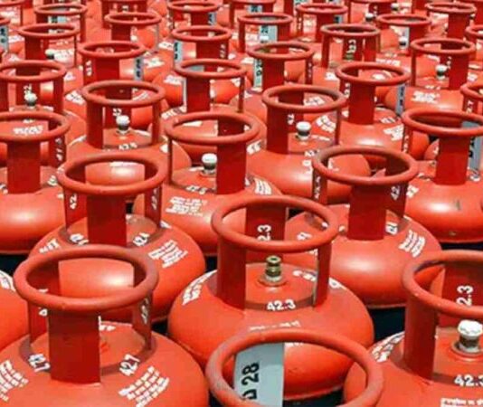 गैस सिलेंडर की कीमतों में ‘आग’, पाकिस्तान में भारत से तीन गुना महंगा News Desk