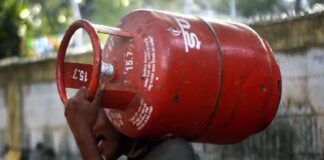 LPG संकट के बीच कम हो जाएगा 14.2 KG सिलेंडर का वजन! क्या सरकार लेने जा रही बड़ा फैसला?