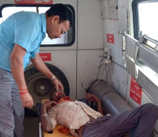 मुंडेरवा में ट्रेन से गिरा अज्ञात यात्री:जीआरपी ने जिला अस्पताल भेजा, इलाज जारी