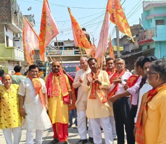 नानपारा में कलश यात्रा के साथ श्रीमद्भागवत कथा शुरू:विश्वनाथ मंदिर से कथा स्थल तक निकली यात्रा में सैकड़ों श्रद्धालु शामिल