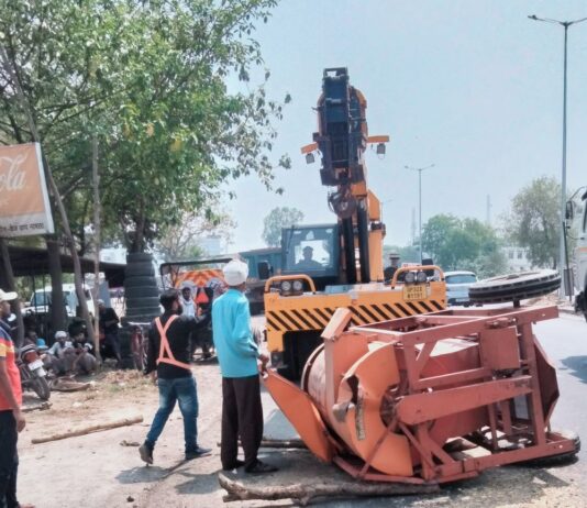 अज्ञात वाहन की टक्कर से थ्रेशर पलटा:विक्रमजोत हर्रैया छावनी में चालक सुरक्षित, हाईवे पर गड्ढों से लगातार हादसे