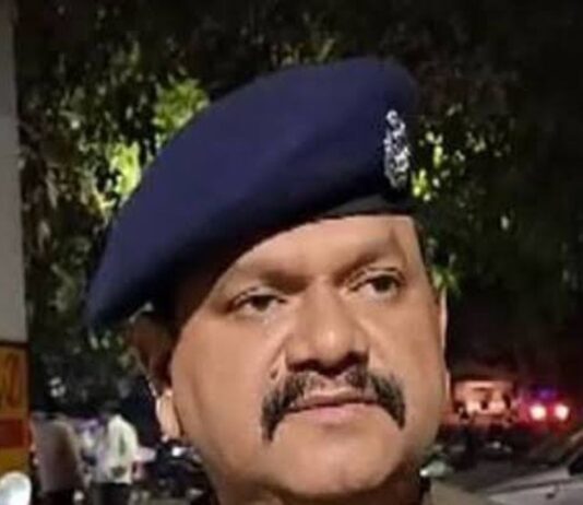 बहराइच के एसपी राम नयन सिंह हटाए गए:लखनऊ कमिश्नरेट में तैनात विश्वजीत श्रीवास्तव को बनाया गया पुलिस अधीक्षक