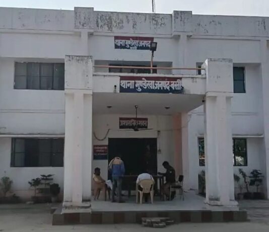 बेटी को बहला-फुसलाकर भगाने का आरोप:संतकबीरनगर निवासी पर केस दर्ज, पुलिस तलाश में जुटी