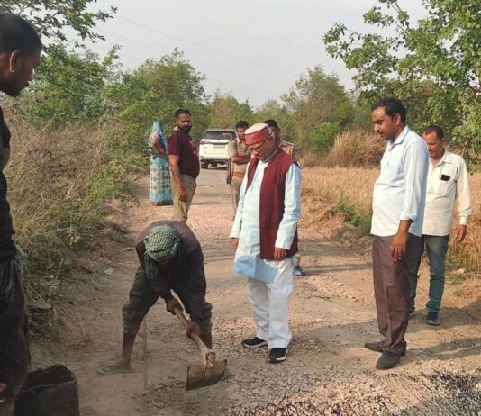 सड़क निर्माण में अनियमितता मिली:महादेवा में विधायक दूधराम ने जताई नाराजगी; रोड से बिना धूल हटाए डामर-गिट्टी डाली