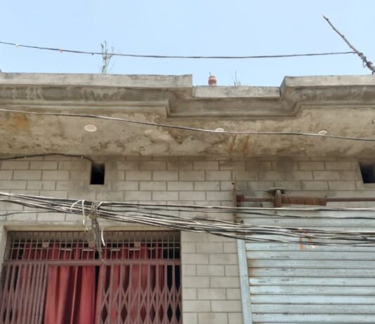 रूधौली में बांस-बल्ली के सहारे बिजली आपूर्ति:उपभोक्ता समाधान की कर रहे मांग, विभाग पर लापरवाही का आरोप