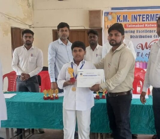 महराजगंज के कॉलेज में वार्षिक परीक्षा परिणाम घोषित:टॉपर छात्र-छात्राओं को किया गया सम्मानित, लोगों ने दी बधाई