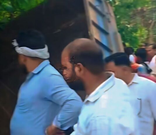 हरैया में सरिया लदी ट्रैक्टर-ट्रॉली पलटी:बिहरा-दुबौलिया मार्ग पर हादसा, ओवरलोडिंग बनी वजह