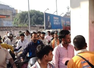 पेट्रोल पंपों पर घंटों लाइन में लगे उपभोक्ता:डीजल-पेट्रोल की कमी, प्रशासन के दावे बेअसर