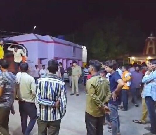 श्रावस्ती में ट्रक ने ट्रेलर और सहायक को रौंदा, मौत:ओवरटेकिंग के दौरान हादसा, दुकान बंद करके जा रहे थे घर