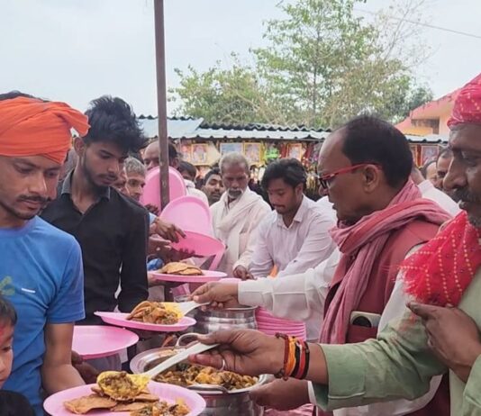 वटवाषिनी मंदिर में रामनवमी पर कन्या पूजन:सपा नेता रज्जन पांडेय ने किया प्रसाद वितरण, श्रद्धालु हुए शामिल