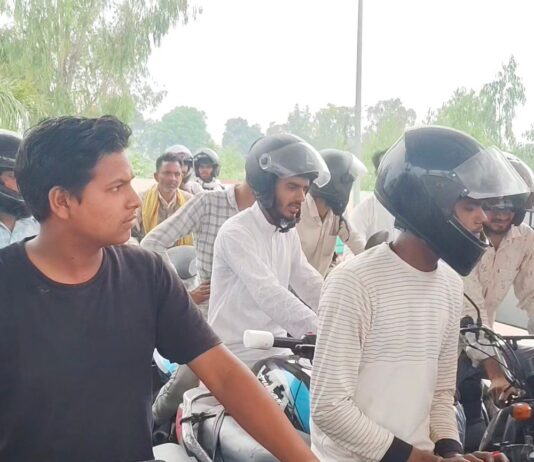 गिलौला पेट्रोल पंप पर भारी भीड़ उमड़ी:NH-730 तक लगी वाहनों की कतारें, अफवाह से बढ़ी समस्या