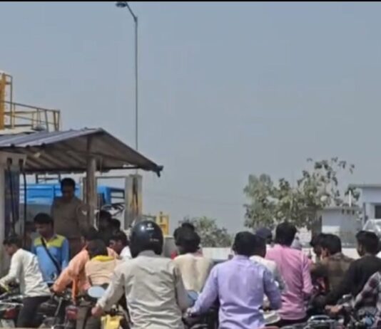 श्रावस्ती में पेट्रोल-डीजल कमी की अफवाह, पंपों पर भीड़:किसानों को आधार पर मिल रहा सीमित डीजल; डिब्बों में पेट्रोल पर रोक जारी