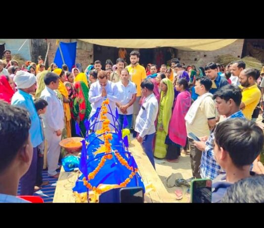 विधायक राजेंद्र चौधरी ने दो परिवारों से मिलकर शोक जताया:बस्ती और रुधौली में आकस्मिक निधन पर पहुंचे पीडितों के घर