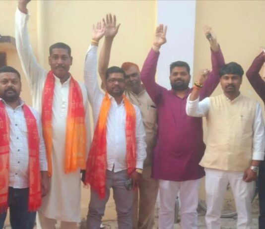 गैस सिलेंडर न मिलने पर ग्रामीणों का प्रदर्शन:बलरापुर डीएम को शिकायत भेजकर कार्रवाई की मांग