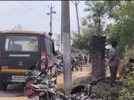 घर में फंदे से लटकता मिला युवक का शव:भाई की बॉडी देखकर चीख पड़ी बहन, सुसाइड के कारण का लगा रही पता