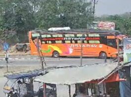 कुर्मिनपुरवा बाईपास पर बस-कार की टक्कर:महिला बैंक कर्मी गंभीर घायल, लखनऊ रेफर किया गया