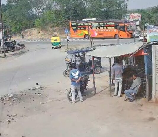 डबल डेकर बस ने कार को मारी टक्कर:महिला बैंक कर्मी गंभीर रूप से घायल, लखनऊ रेफर