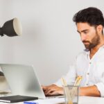 डेस्क जॉब वाले हो जाएं सावधान, घंटों एक जगह बैठने से फैटी लिवर का खतरा बढ़ा