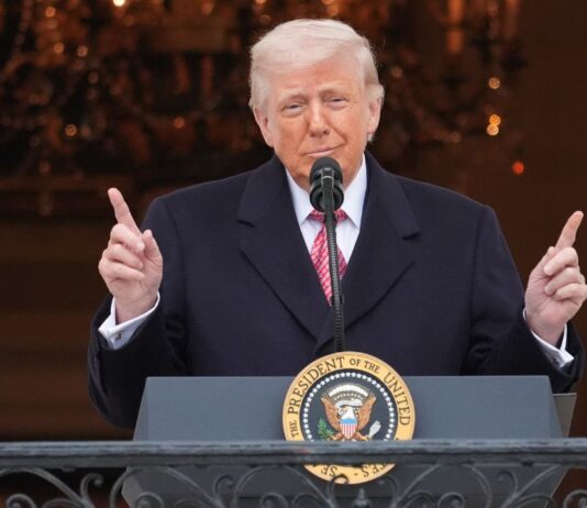 ईरान से भिड़कर अमेरिका में कैसे बढ़ रहीं ट्रंप की मुश्किलें? इनसाइड स्टोरी