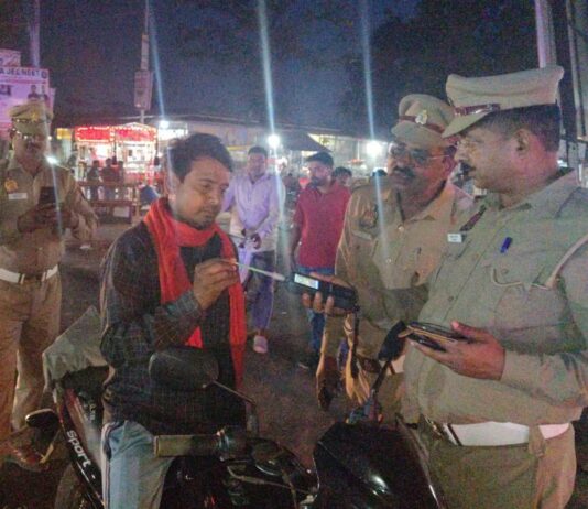 बस्ती में सड़क सुरक्षा को लेकर सख्ती बढ़ी:यातायात पुलिस ने चलाया चेकिंग अभियान, जांच जारी