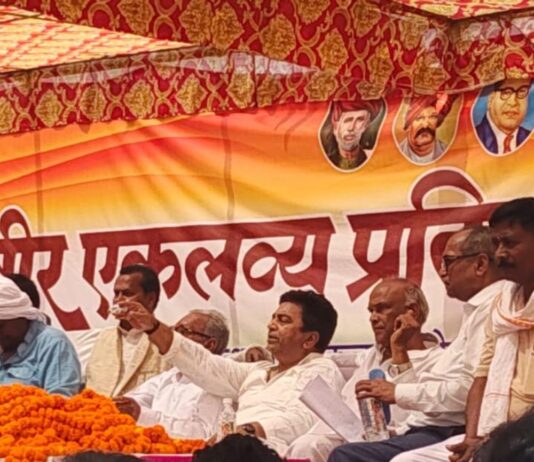 फरेंदा के बेलनहवा चौराहे का नाम बदला:विधायक वीरेंद्र चौधरी ने वीर एकलव्य की प्रतिमा का लोकार्पण किया