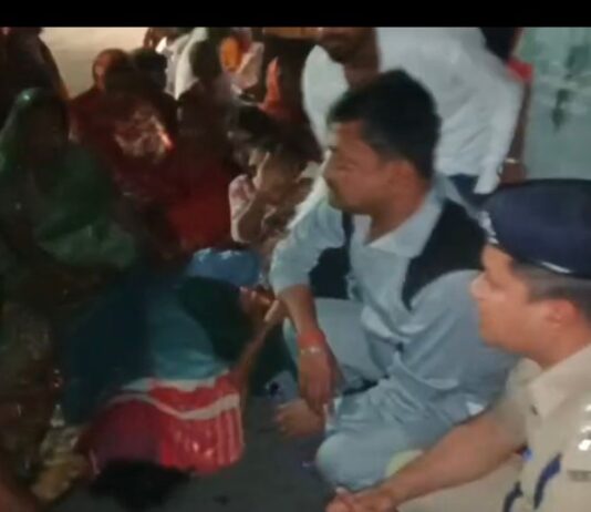 महराजगंज में झोलाछाप डॉक्टर की सुई से युवती की मौत:परिजनों ने शव रखकर जाम लगाया, पुलिस के खिलाफ नारेबाजी