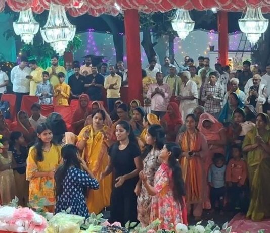 देवी भागवत कथा में अदृश्य शक्ति पर जोर:बस्ती में व्यास आलोक रंजन ने बताया, विज्ञान भी मानता है यह शक्ति