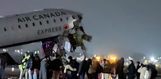 ट्रक से भिड़ा एयर कनाडा का विमान, कई घायल, न्यूयॉर्क एयरपोर्ट पर बड़ा हादसा