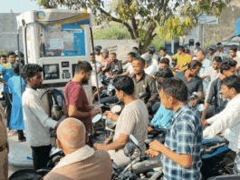 महराजगंज के पेट्रोल पंपों पर उमड़ी भारी भीड़, VIDEO:आपूर्ति बाधित होने से घंटों तक लगी लंबी कतारें