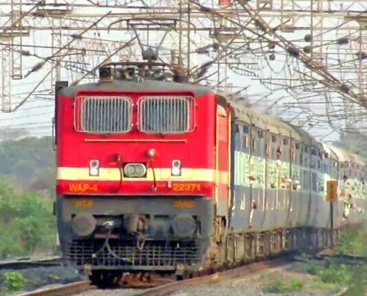 बॉम्बे हाई कोर्ट ने लंबी दूरी की ट्रेनों में पब्लिक सेफ्टी अनाउंसमेंट शुरू करने का आदेश दिया